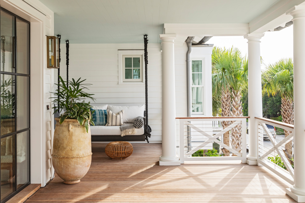 Источник вдохновения для домашнего уюта: огромная веранда на заднем дворе в морском стиле с колоннами, настилом, навесом и деревянными перилами