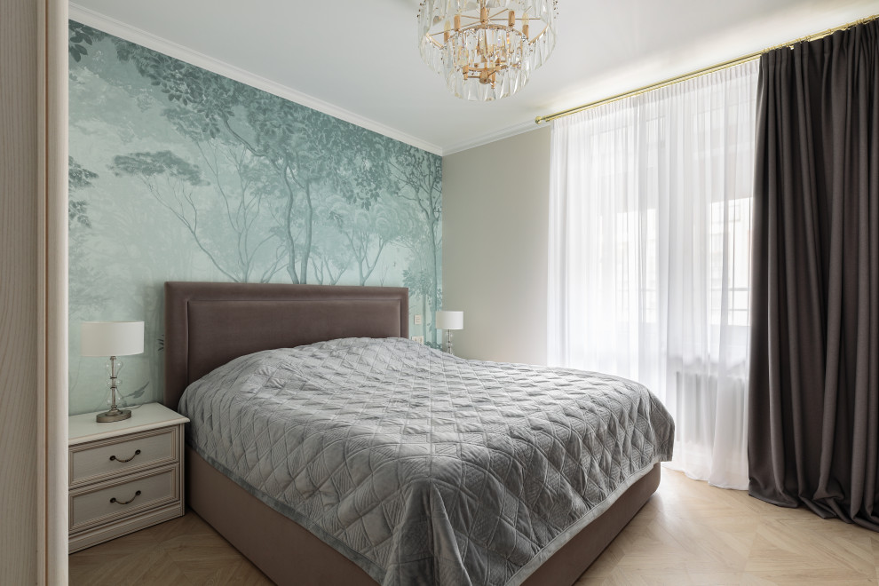 На фото: маленькая хозяйская, серо-белая спальня в классическом стиле с серыми стенами, полом из ламината, бежевым полом, обоями на стенах и акцентной стеной без камина для на участке и в саду