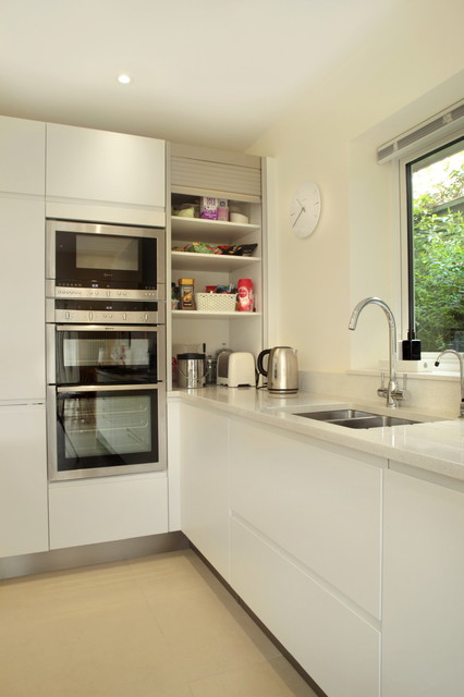 Handle-less white kitchen with hidden storage contemporaneo-cocina