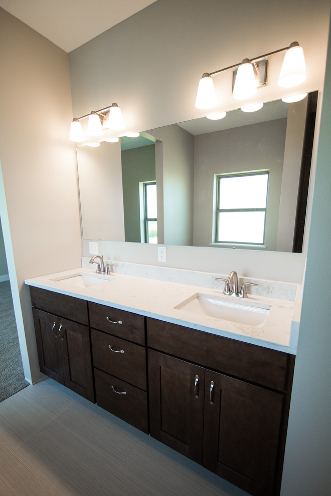 Example of a transitional bathroom design in Cedar Rapids