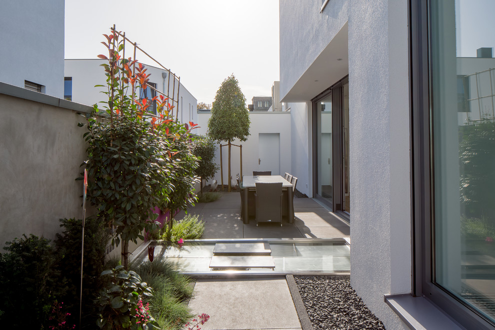 Überdachte, Mittelgroße Moderne Terrasse neben dem Haus in Düsseldorf