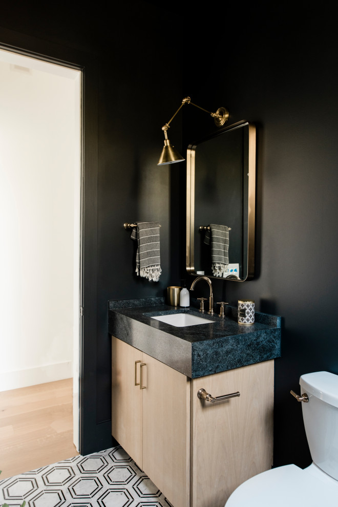 Идея дизайна: ванная комната в стиле модернизм с черными стенами и тумбой под одну раковину