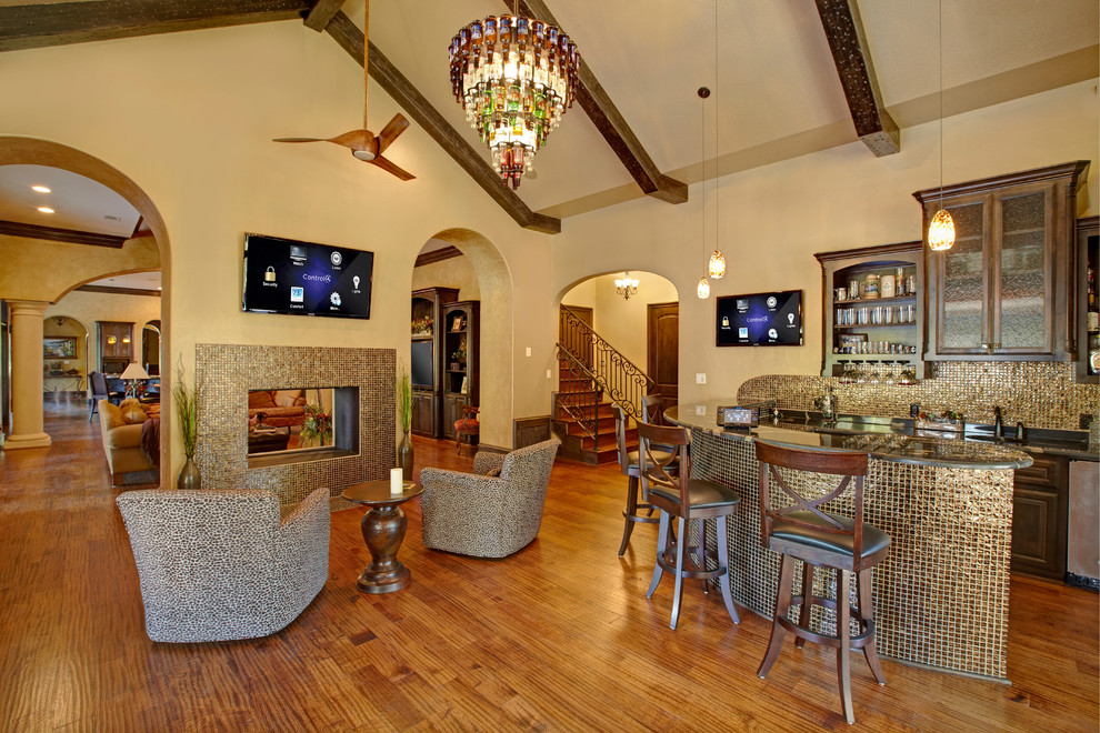 Traditional family room in Dallas.