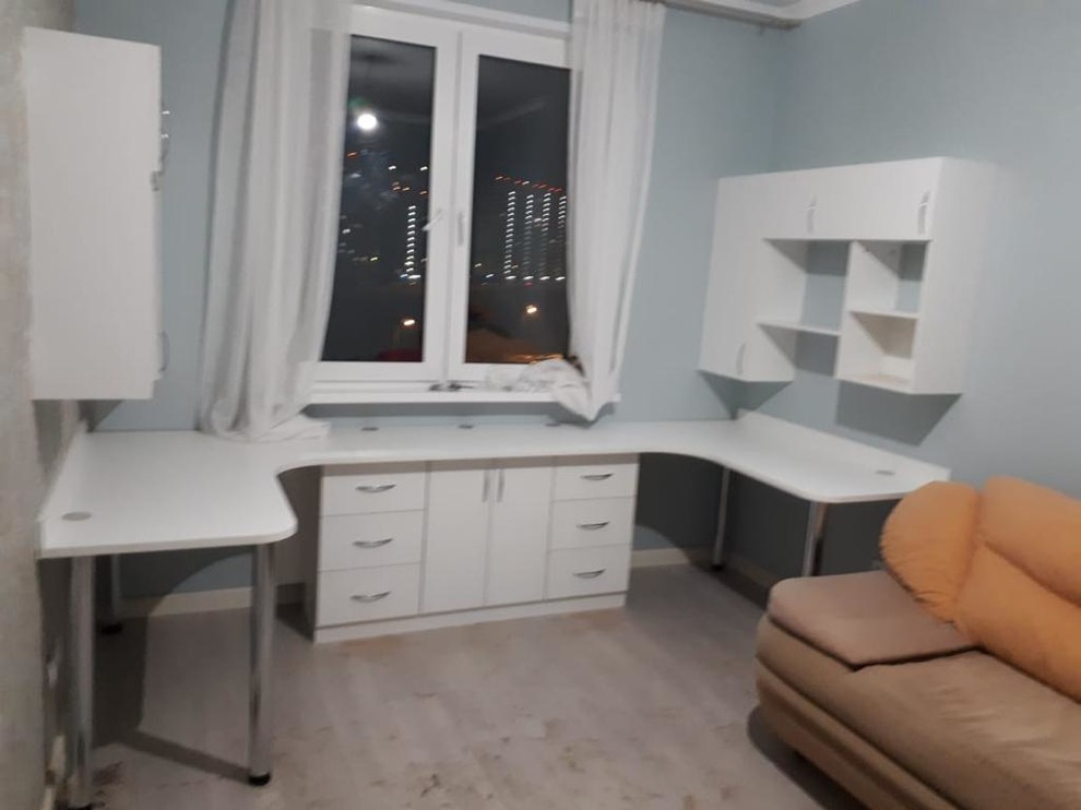 компьютерный стол у окна