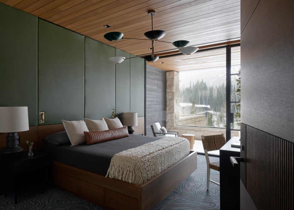 Пример оригинального дизайна: большая гостевая спальня (комната для гостей) в стиле модернизм с разноцветными стенами, ковровым покрытием, разноцветным полом и деревянным потолком