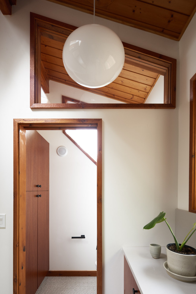 Свежая идея для дизайна: ванная комната в современном стиле с столешницей из искусственного кварца, белой столешницей и деревянным потолком - отличное фото интерьера