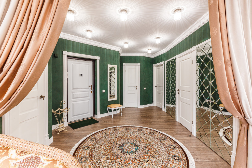 Холл цвета зелёного сукна.