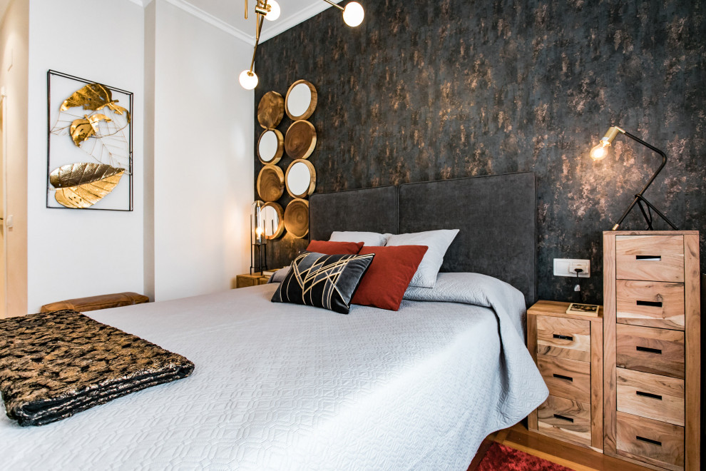 Imagen de dormitorio principal ecléctico de tamaño medio con paredes multicolor, suelo de madera en tonos medios y papel pintado