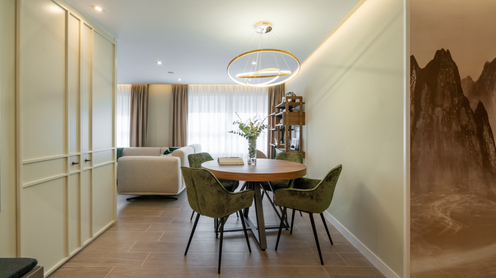 Esempio di una sala da pranzo aperta verso il soggiorno minimal di medie dimensioni con pareti verdi, pavimento con piastrelle in ceramica, pavimento marrone e carta da parati