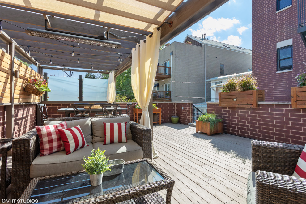Transitional deck photo in Chicago