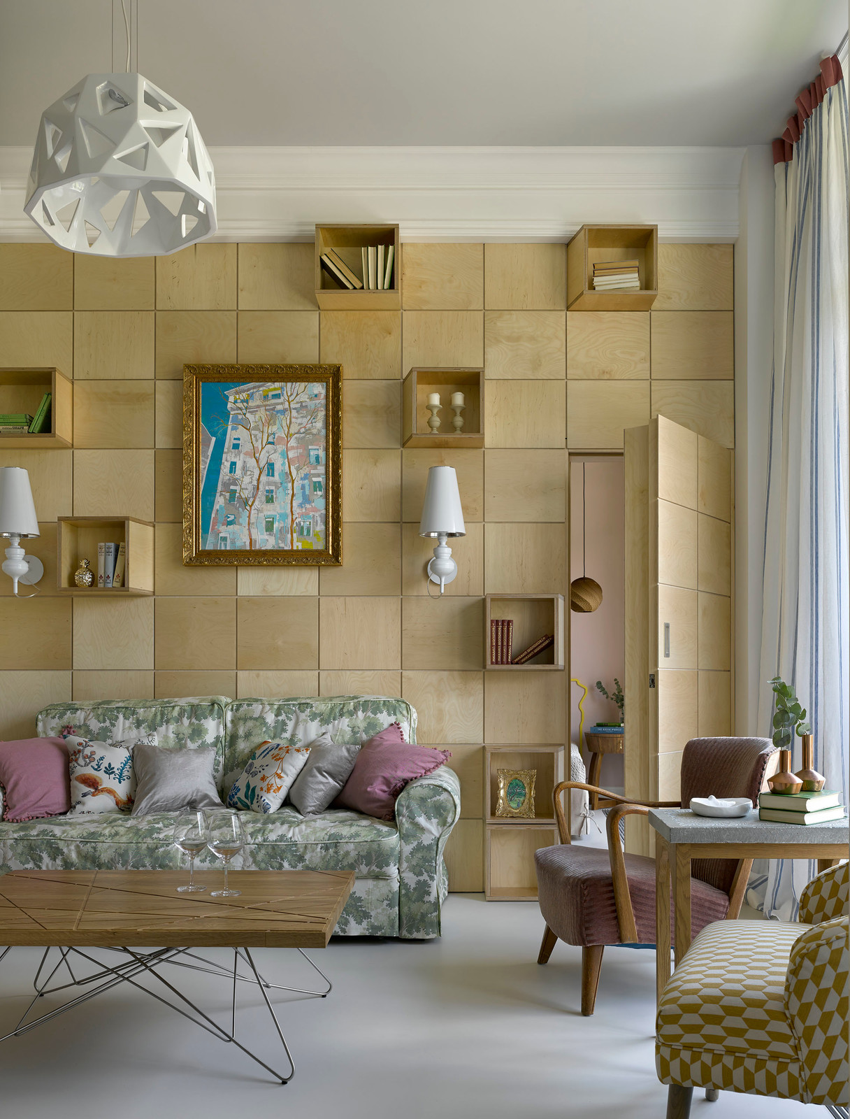 Стеновые панели и дверь из фанеры в гостиной