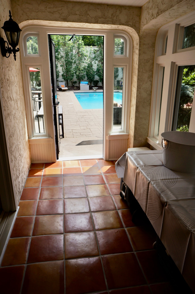 Источник вдохновения для домашнего уюта: маленькая веранда на боковом дворе в средиземноморском стиле с покрытием из плитки для на участке и в саду