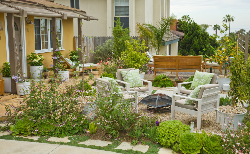 Photo of a mid-sized beach style front yard garden in Orange County with a vertical garden and gravel.