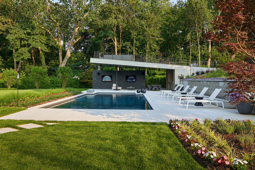 Foto di una piscina moderna dietro casa con una dépendance a bordo piscina