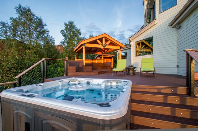 Treeline Deck w/Hot Tub, Cable Railing, In-laid Lighting, Built-In Benches - Moderno - Terrazza ...