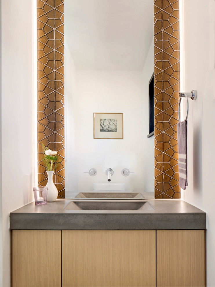 Mittelgroßes Modernes Badezimmer En Suite mit flächenbündigen Schrankfronten, Unterbauwaschbecken, Einzelwaschbecken und eingebautem Waschtisch in Denver