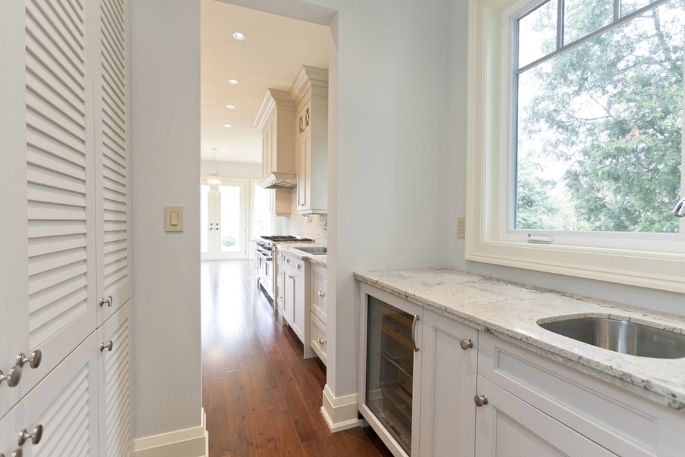 Transitional kitchen photo in Toronto