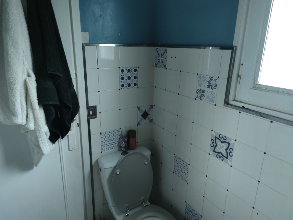 Réalisation d'une petite salle d'eau minimaliste avec une douche à l'italienne, WC à poser, un carrelage orange, des carreaux de céramique, un mur blanc, un sol en carrelage imitation parquet, un lavabo encastré, un sol blanc, une cabine de douche à porte coulissante, une fenêtre, meuble simple vasque et meuble-lavabo suspendu.