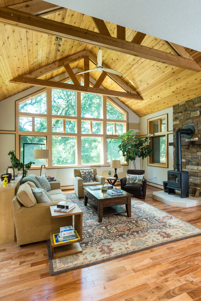 Ispirazione per un grande soggiorno stile rurale aperto con pareti verdi, pavimento in legno massello medio, stufa a legna, pavimento marrone e soffitto a volta