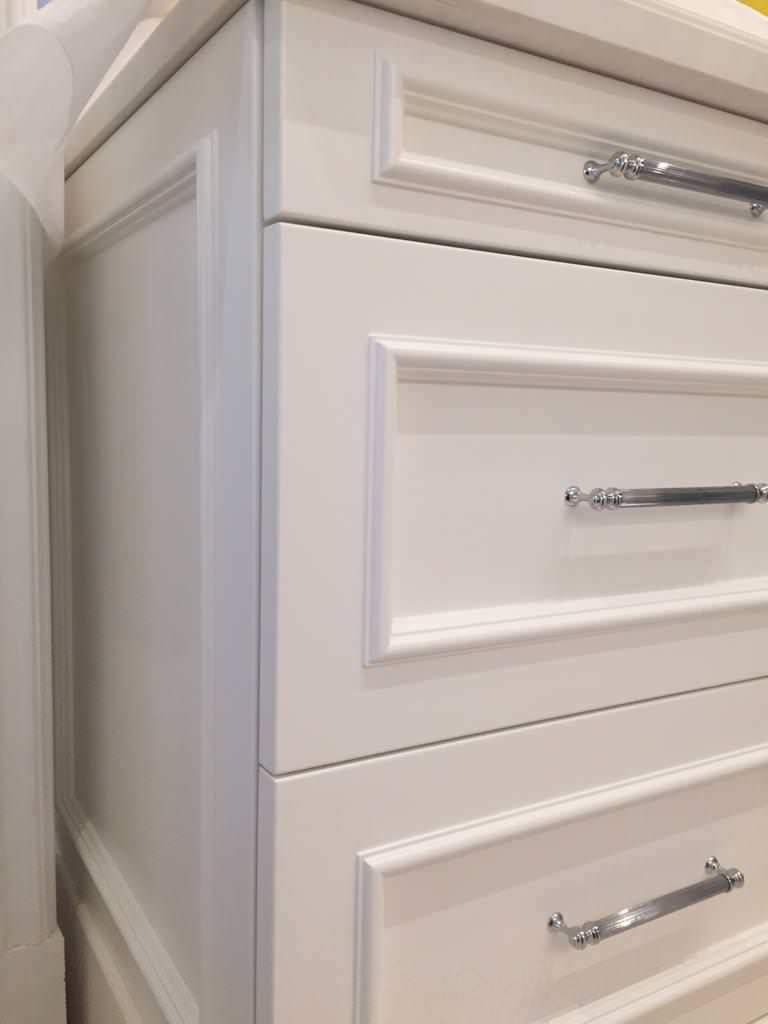 Кухня в белом цвете в загородном коттедже