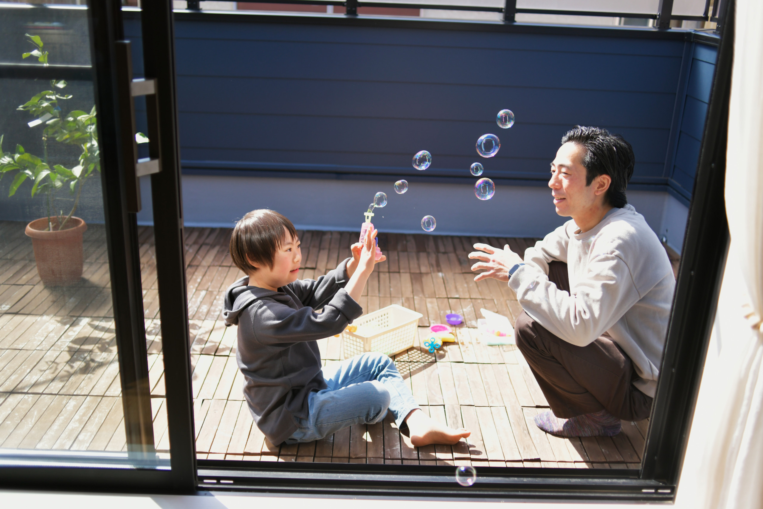 家族の笑顔輝く自然素材の家