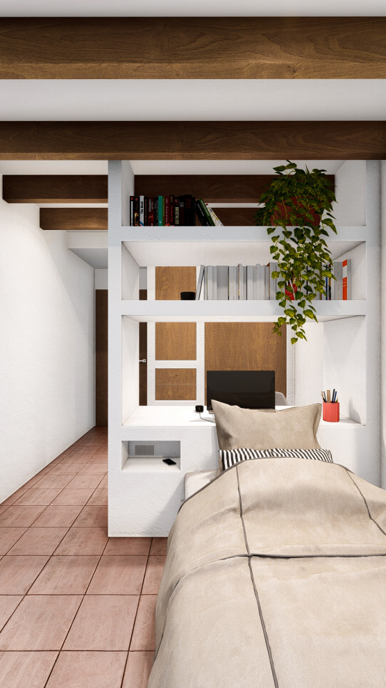 Modelo de habitación de invitados blanca y madera marinera pequeña con paredes blancas, suelo marrón, vigas vistas y con escritorio