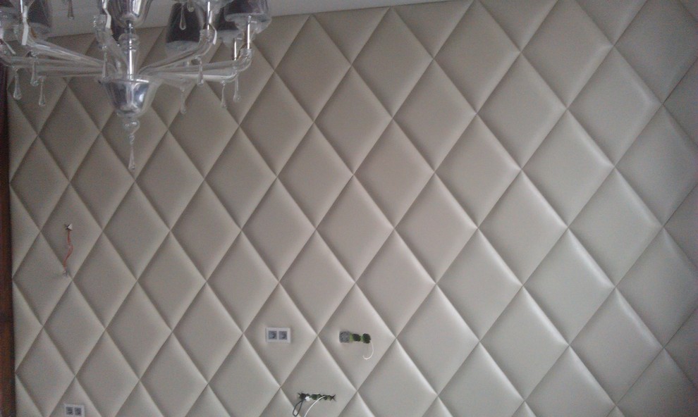 Стена в гостиной в мягких кожаных панелях