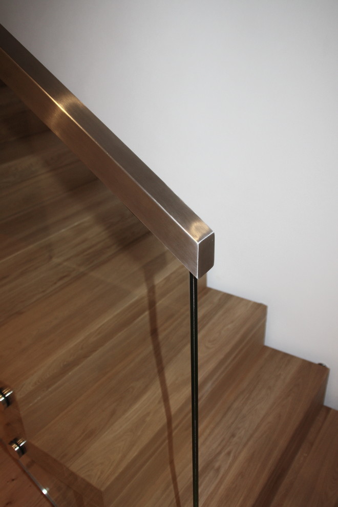 Gerade, Große Moderne Holztreppe mit Holz-Setzstufen in Sonstige