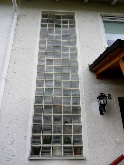 Ersatz Von Glasbausteinen Im Treppenhaus Milch Oder Klarglas Wie Das Mit Den Glasbausteinen Derzeit Der Fall Ist Da Aber Nachbarshaus Nur Ca 20 M Entfernt Steht Wollen Wir Auch Nicht D Man Direkt In