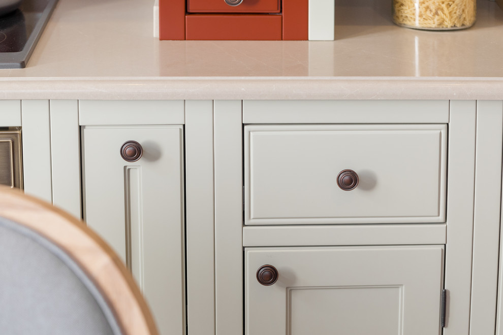 Классическая кухня в американском стиле с яркими акцентами