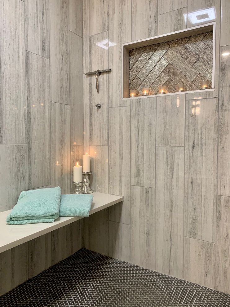 Idéer för att renovera ett mellanstort vintage flerfärgad flerfärgat en-suite badrum, med möbel-liknande, beige skåp, en dubbeldusch, en toalettstol med hel cisternkåpa, porslinskakel, laminatgolv, ett integrerad handfat, marmorbänkskiva, brunt golv och dusch med skjutdörr