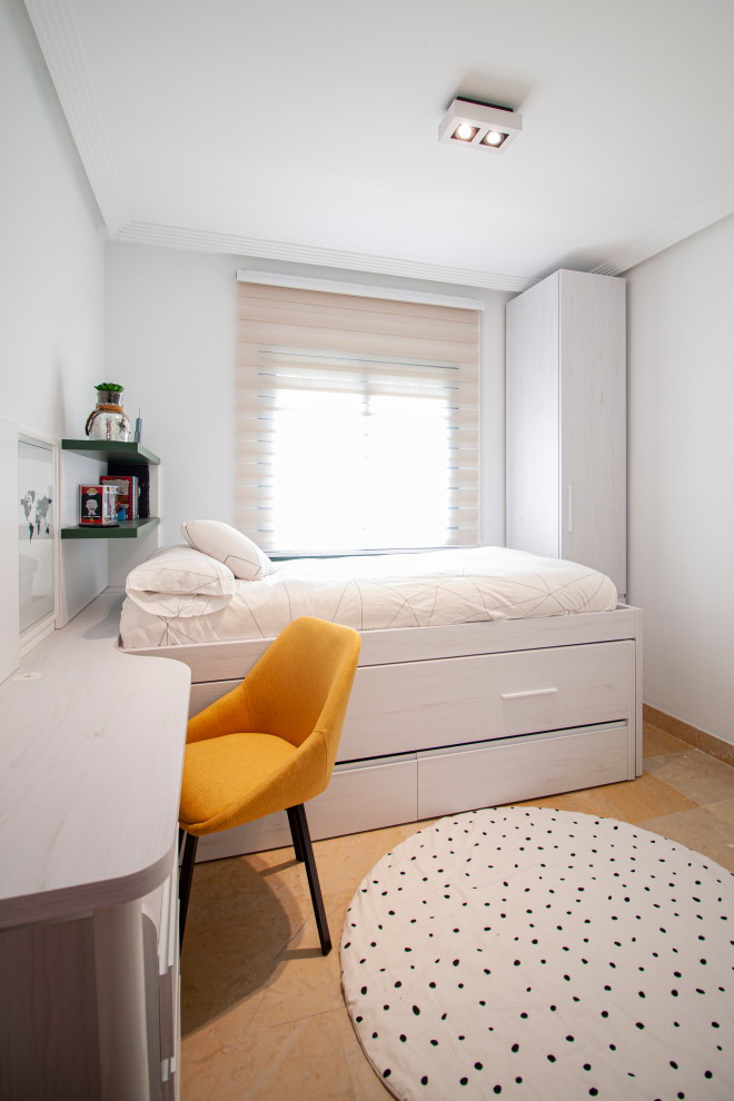 Modern inredning av ett litet sovrum, med vita väggar och beiget golv