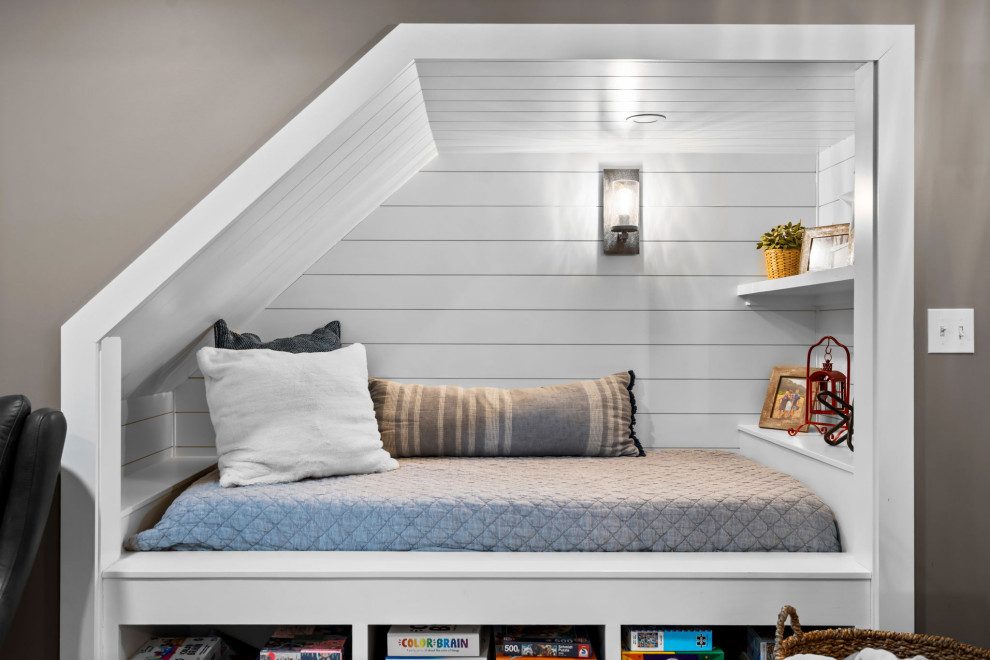 Transitional home design photo in Detroit