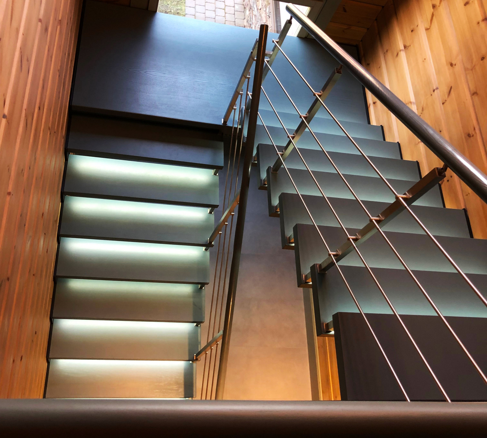 Лестница на больцах с латунным ограждением