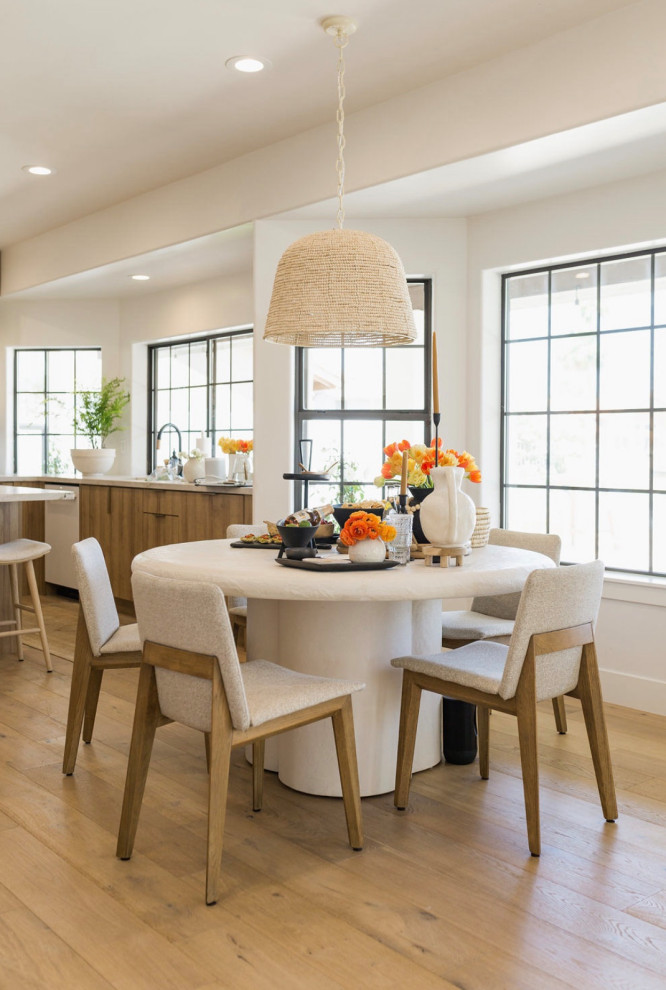На фото: столовая в современном стиле с с кухонным уголком, белыми стенами, паркетным полом среднего тона и коричневым полом с