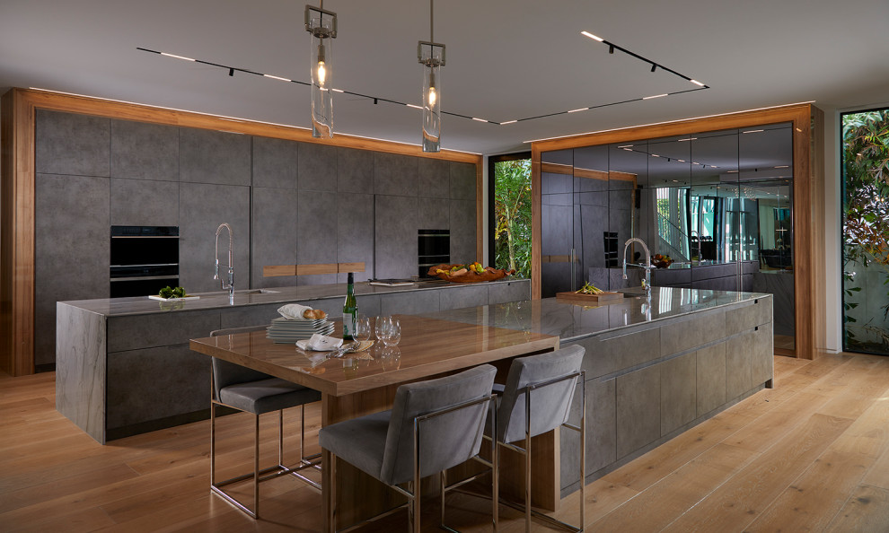 Foto di una cucina minimalista con 2 o più isole