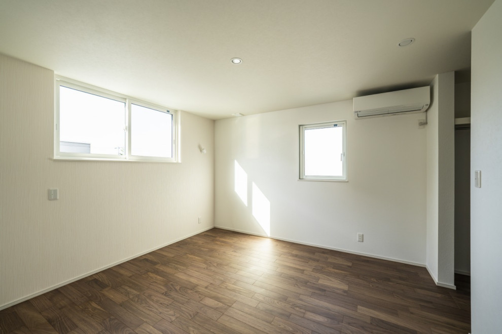 Mittelgroßes Modernes Hauptschlafzimmer mit weißer Wandfarbe, dunklem Holzboden, braunem Boden, Tapetendecke und Tapetenwänden in Sonstige