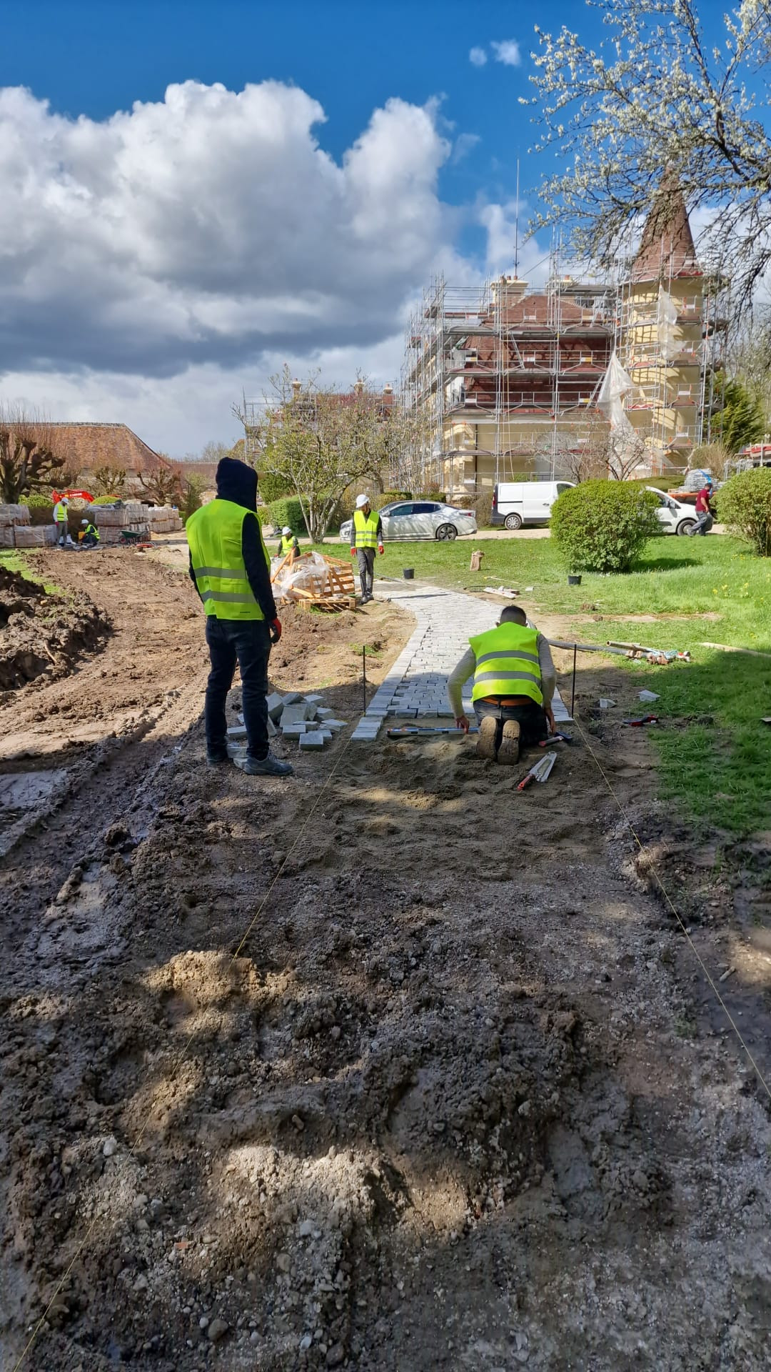 Pavage en Pavé Parisien – Un Chemin d’Élégance pour un Château en Île-de-France