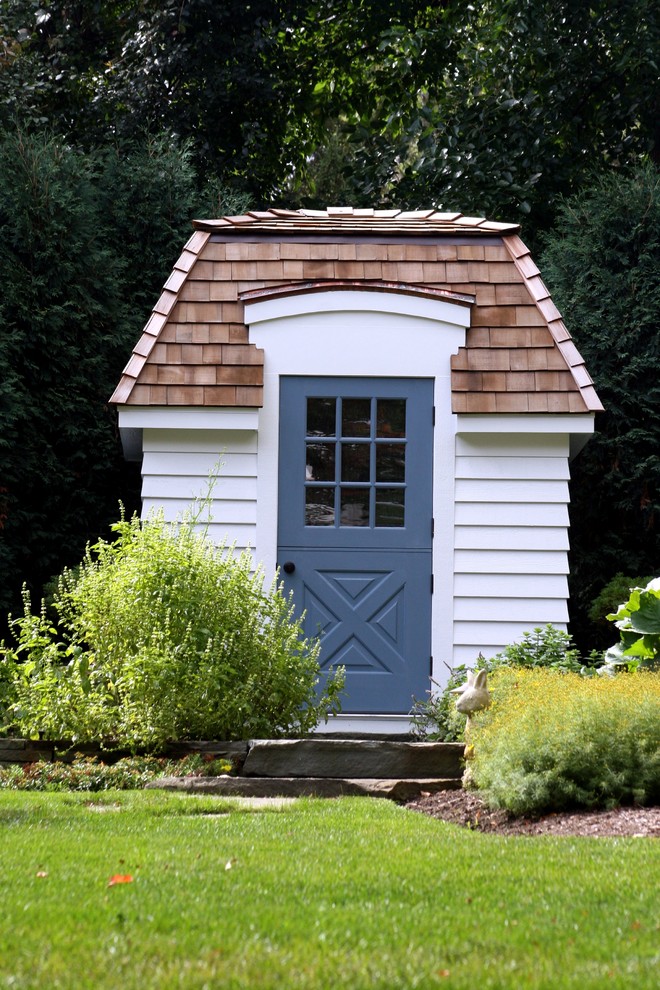 This is an example of a mid-sized traditional detached garden shed in Chicago.