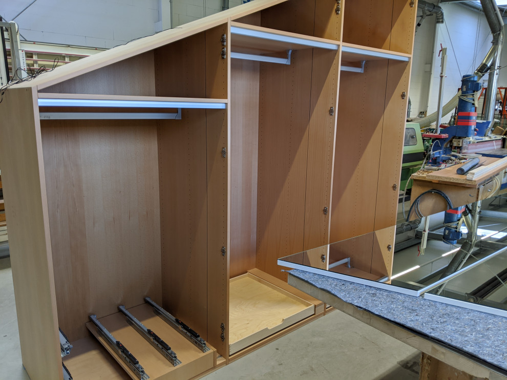 Multifunktionaler, Großer Moderner Fitnessraum mit weißer Wandfarbe, dunklem Holzboden und braunem Boden in Frankfurt am Main