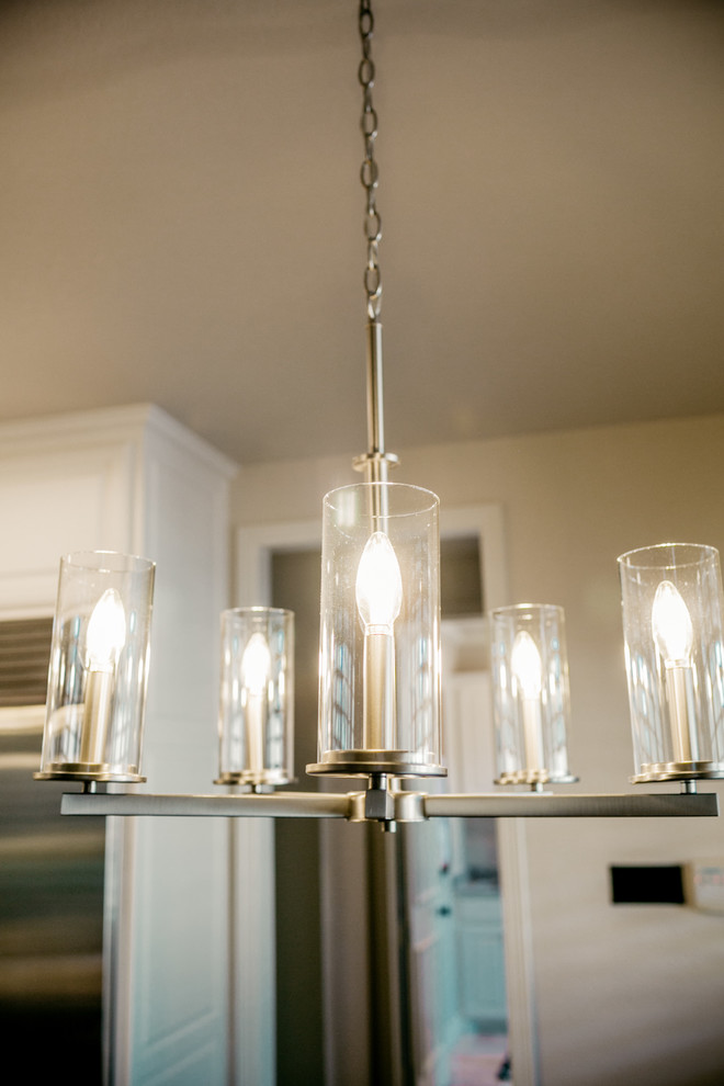 Example of a transitional home design design in Dallas