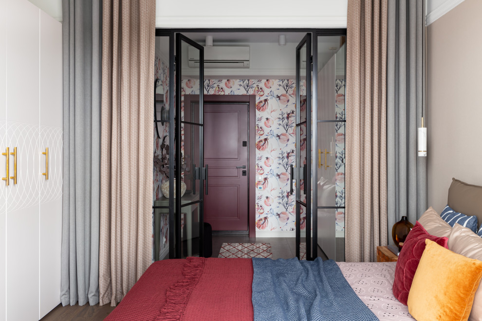 На фото: хозяйская спальня в современном стиле с бежевыми стенами с
