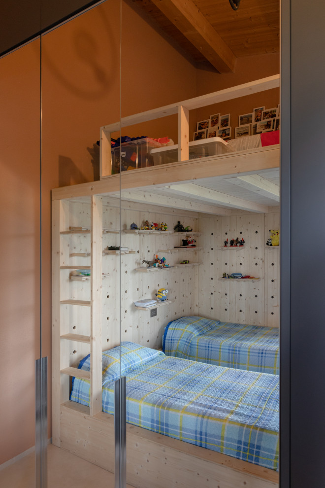 На фото: нейтральная детская среднего размера в скандинавском стиле с спальным местом, полом из керамогранита и бежевым полом с