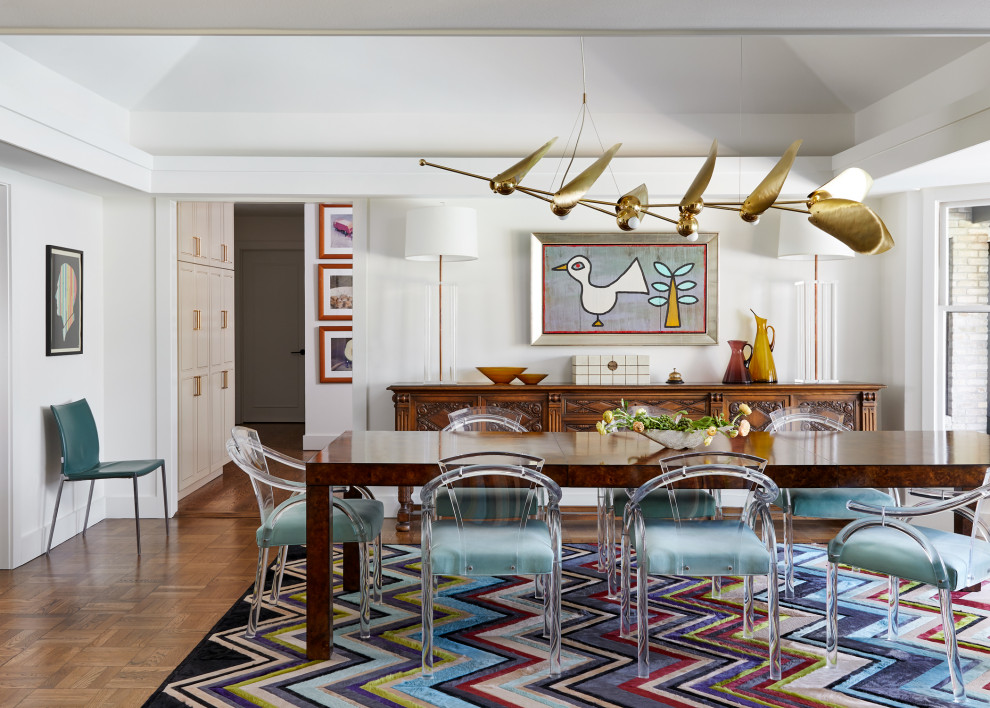 Große Klassische Wohnküche mit weißer Wandfarbe, braunem Holzboden und braunem Boden in Austin
