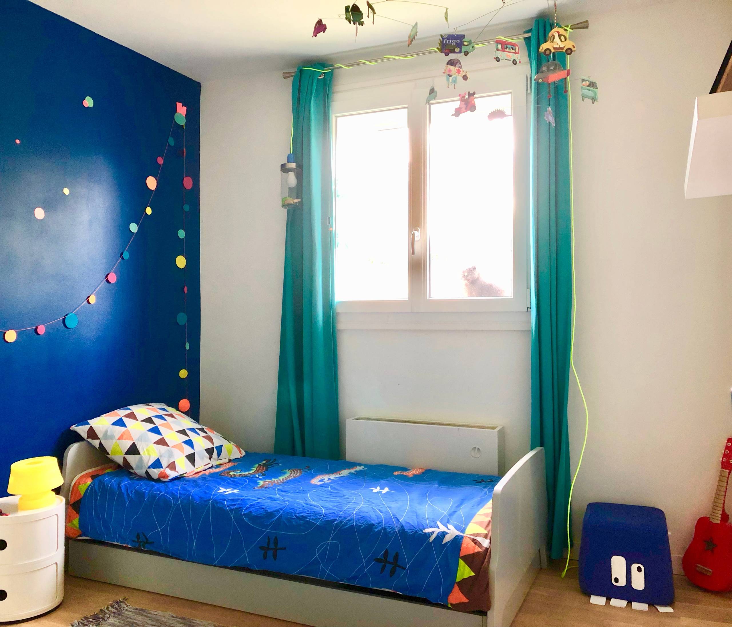 Chambre bleue pour un petit garçon