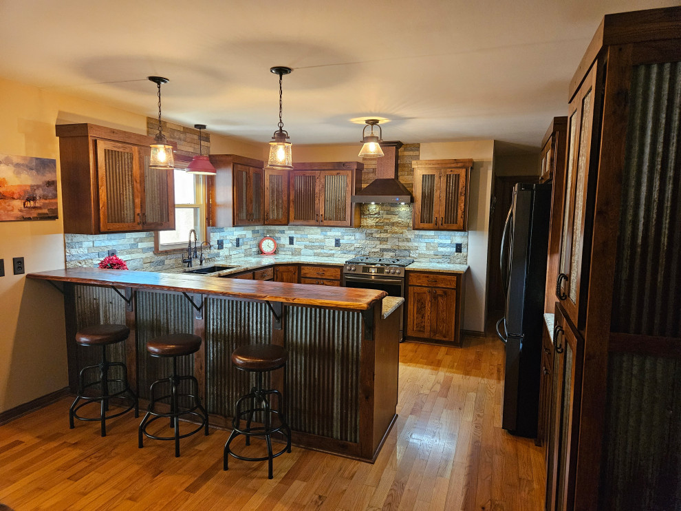 Foto di una cucina stile rurale di medie dimensioni con ante in legno bruno e top in granito