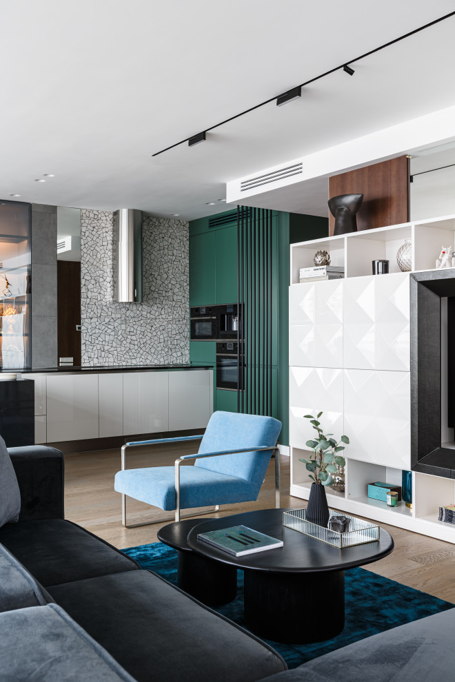 Свежая идея для дизайна: кухня-гостиная в современном стиле с плоскими фасадами и черной столешницей - отличное фото интерьера