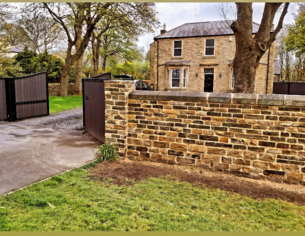 Ejemplo de acceso privado clásico de tamaño medio en patio delantero con con piedra
