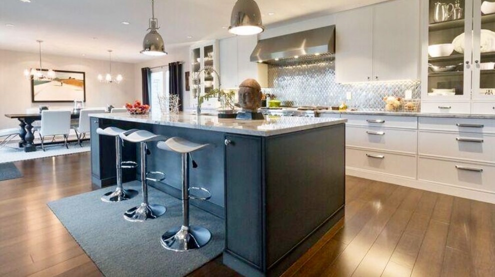 Example of a transitional kitchen design in Chicago