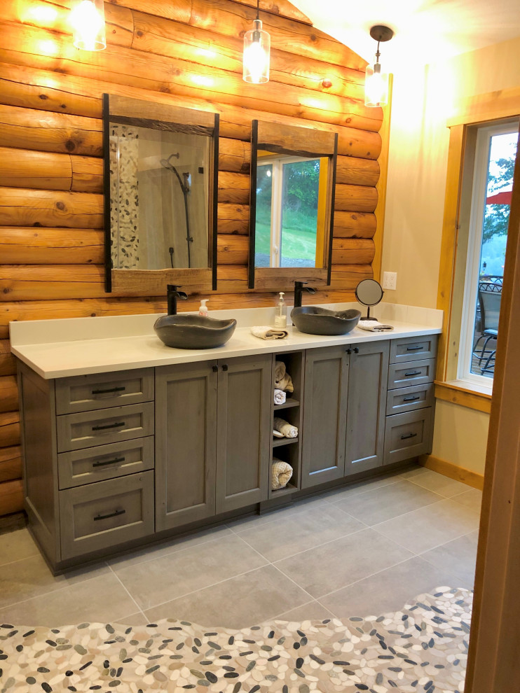 Mittelgroßes Rustikales Badezimmer En Suite mit Schrankfronten im Shaker-Stil, grauen Schränken, Doppelwaschbecken und eingebautem Waschtisch in Seattle